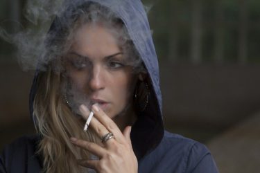 喫煙者と禁煙者の生活コストの違いと生活レベルについて: タバコで煙る人生か、健康で清々しい人生か？